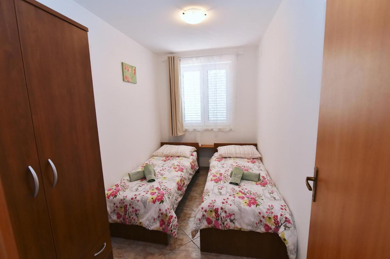 Apartments Luni II Baska  Exterior photo