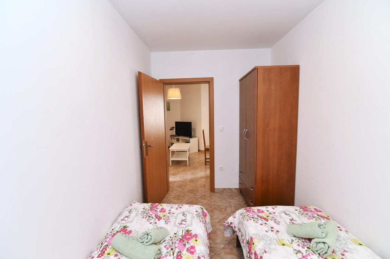 Apartments Luni II Baska  Exterior photo